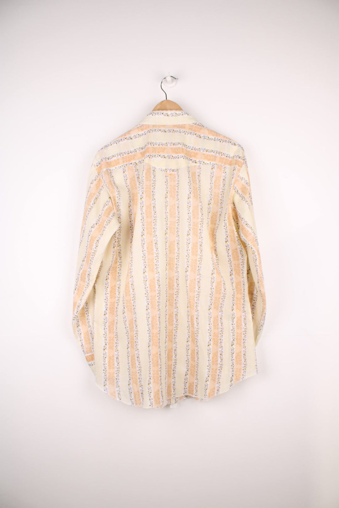Pale yellow floral patterned short-sleeved shirt by HBarC with two flap pockets and pearl-effect snap closure. 