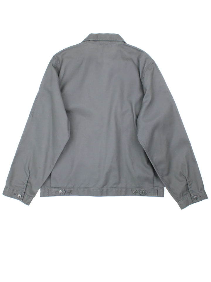 Dickies Eisenhower Work Jacket in a grey colourway. Zip up closure and has side pockets, and has the logo embroidered on the front.