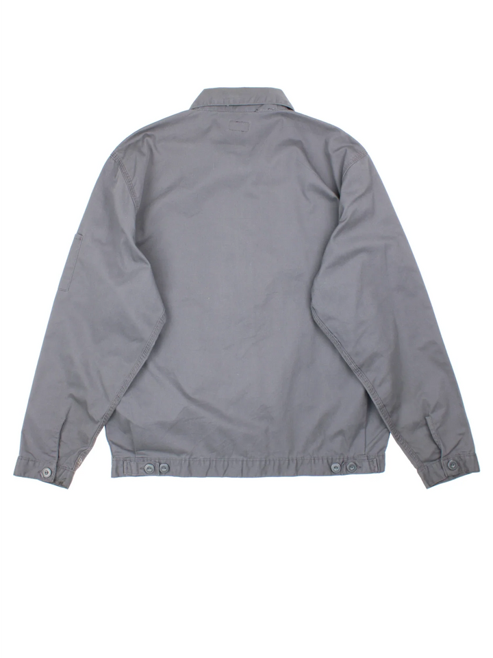 Dickies Eisenhower Work Jacket in a grey colourway. Zip up closure and has side pockets, and has the logo embroidered on the front.