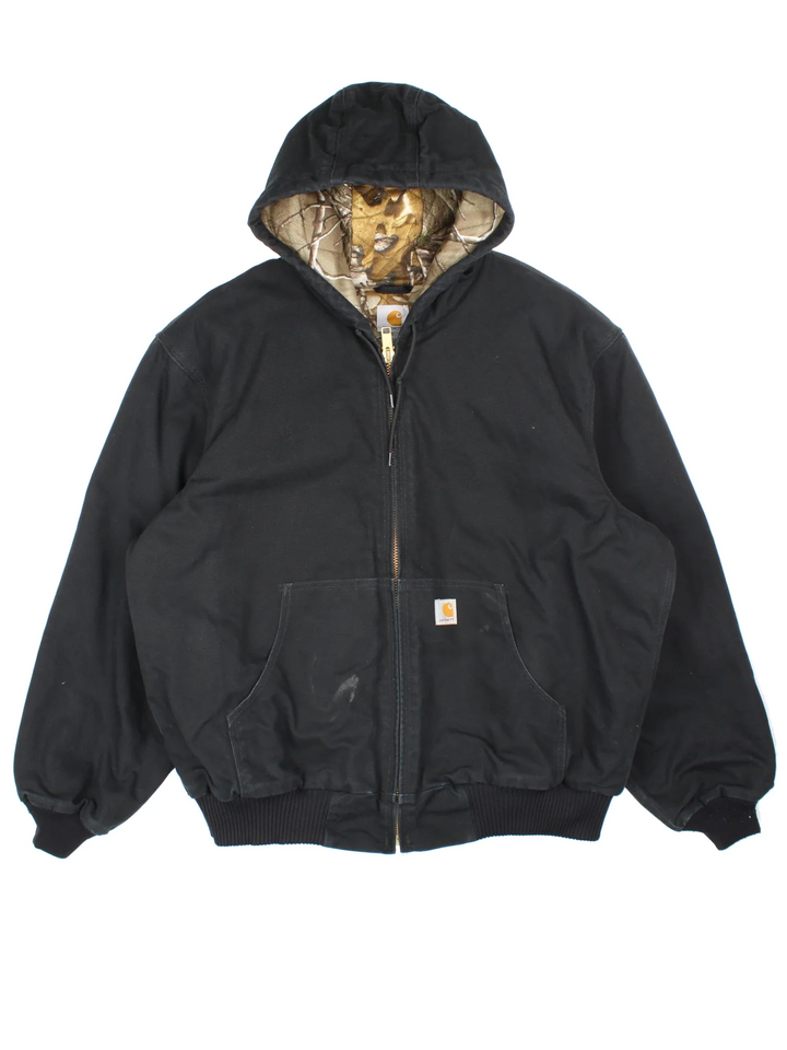 Carhartt Active Jacket in a black colourway. Zip up closure and has side pockets, insulated camo pattern lining, hooded, and has the logo embroidered on the front.