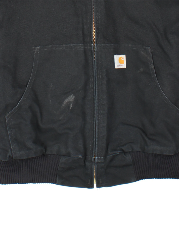 Carhartt Active Jacket in a black colourway. Zip up closure and has side pockets, insulated camo pattern lining, hooded, and has the logo embroidered on the front.