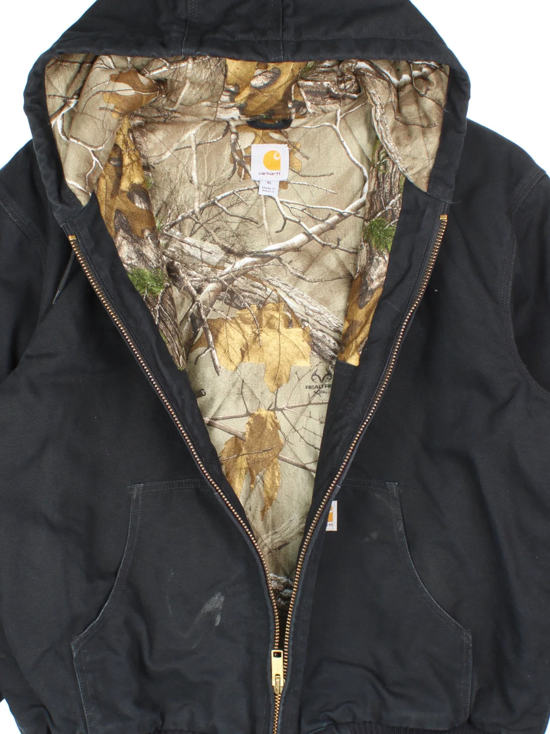 Carhartt Active Jacket in a black colourway. Zip up closure and has side pockets, insulated camo pattern lining, hooded, and has the logo embroidered on the front.