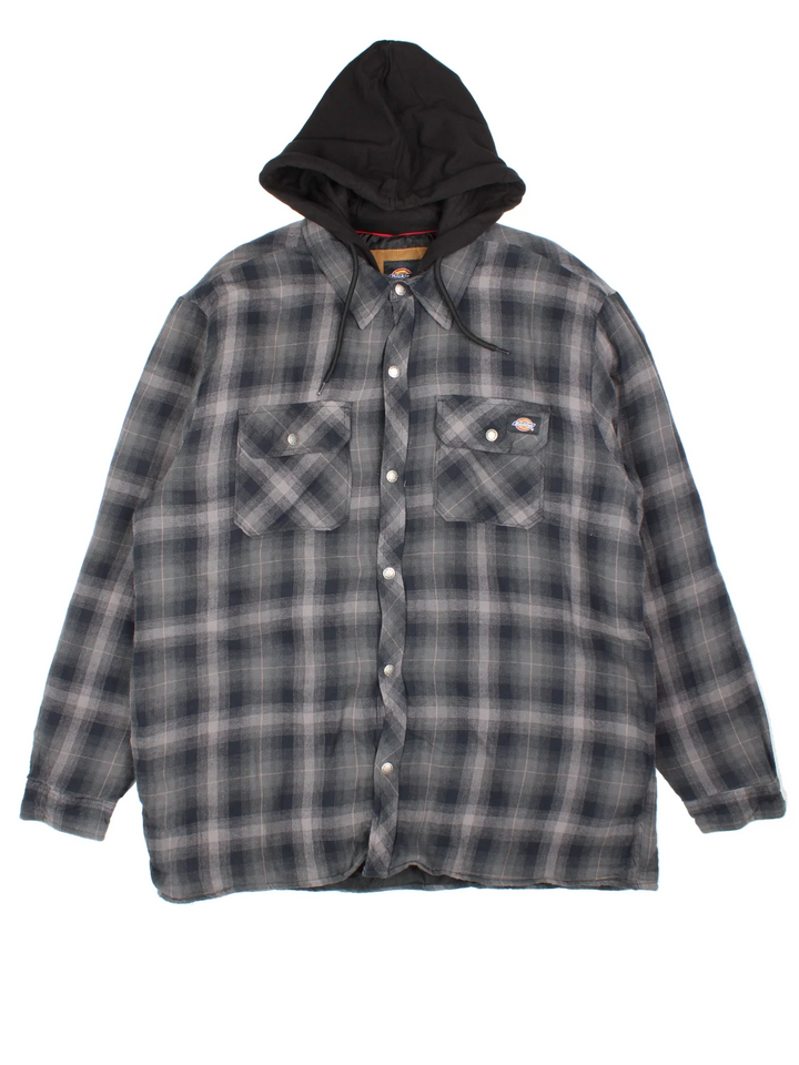 Dickies Hooded Flannel Jacket in a grey plaid pattern colourway. Button up closure and has multiple pockets, insulated quilted lining, and has the logo embroidered on the front.