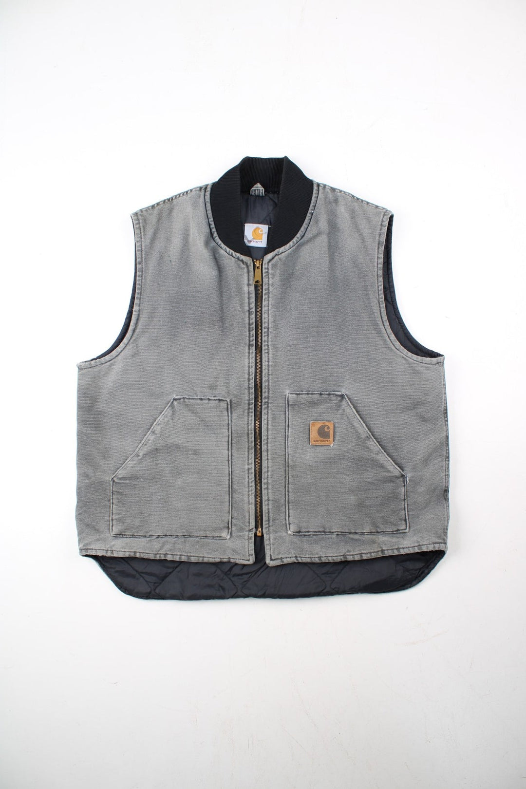 Vintage Carhartt Gilet in a grey colourway. Zip up with double pockets on front, insulated with a quilted lining and classic logo on the front.