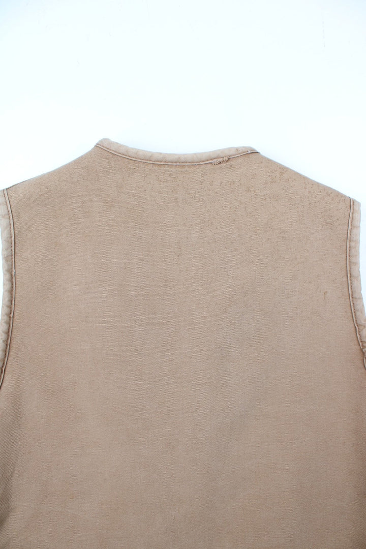 Vintage Carhartt Gilet in a tan colourway. Zip up with double pockets on front, insulated with a fleece lining.