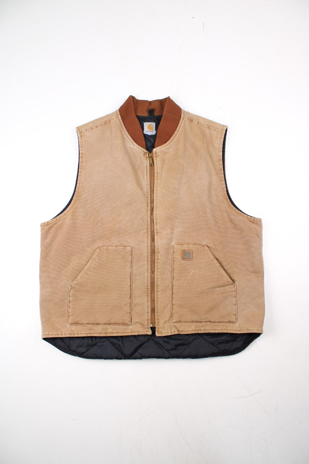 Vintage Carhartt Gilet in a tan colourway. Zip up with double pockets on front, insulated with a quilted lining and classic logo on front.