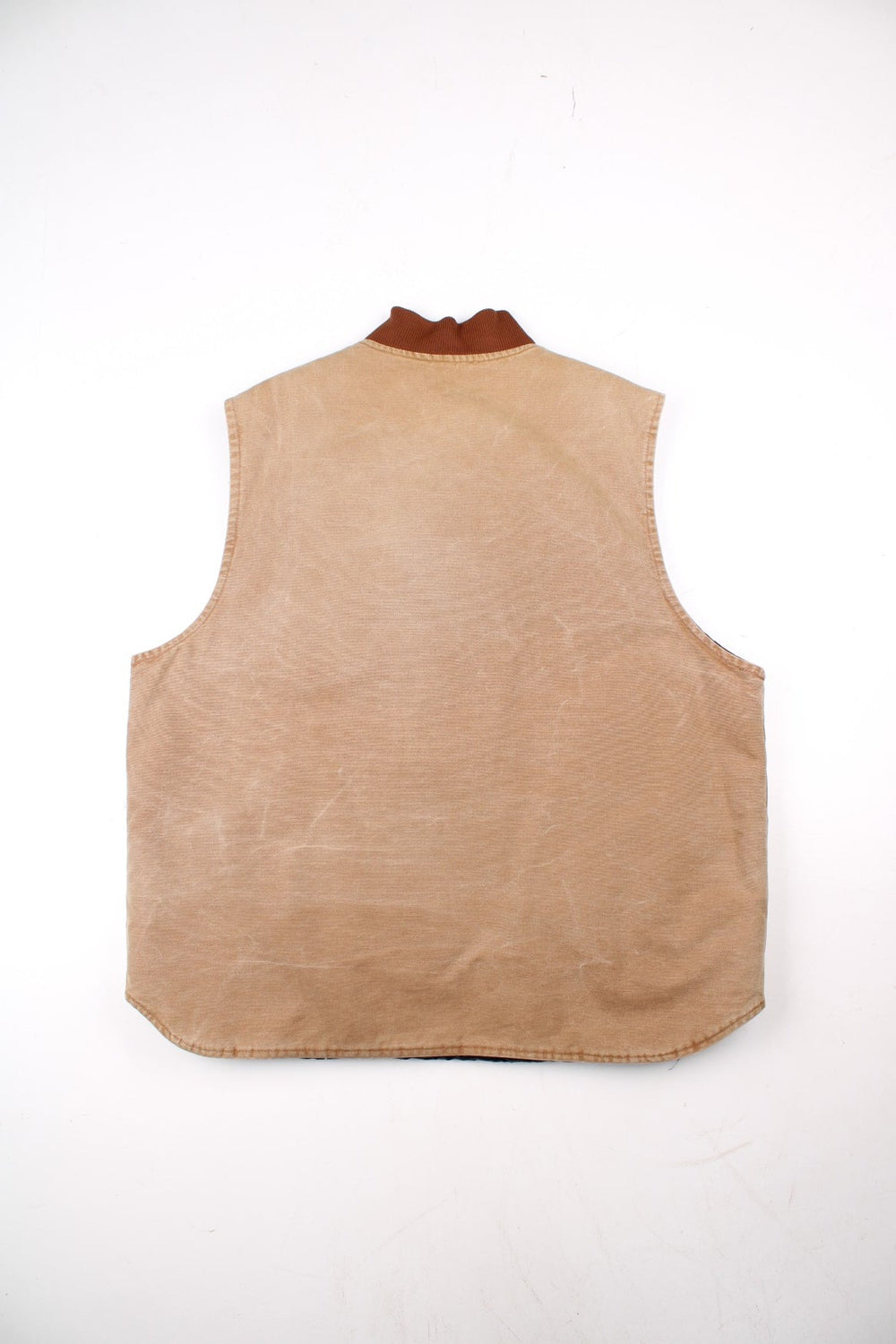 Vintage Carhartt Gilet in a tan colourway. Zip up with double pockets on front, insulated with a quilted lining and classic logo on front.