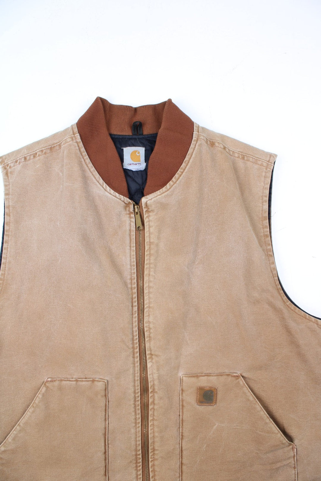 Vintage Carhartt Gilet in a tan colourway. Zip up with double pockets on front, insulated with a quilted lining and classic logo on front.