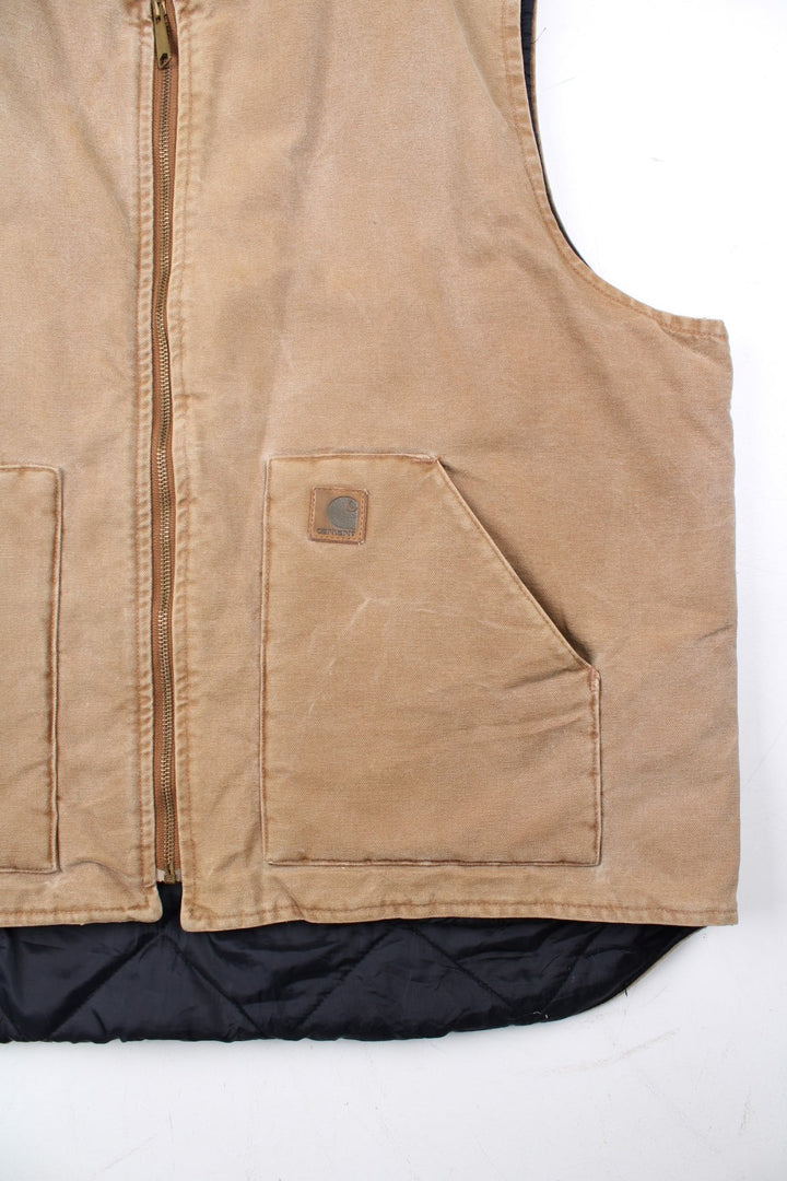 Vintage Carhartt Gilet in a tan colourway. Zip up with double pockets on front, insulated with a quilted lining and classic logo on front.