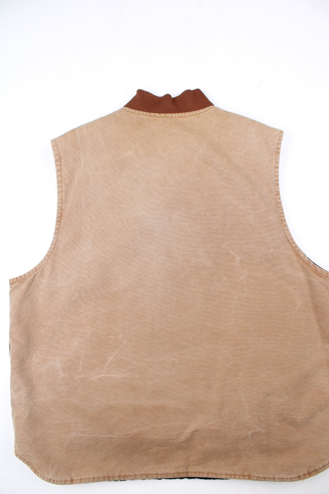 Vintage Carhartt Gilet in a tan colourway. Zip up with double pockets on front, insulated with a quilted lining and classic logo on front.