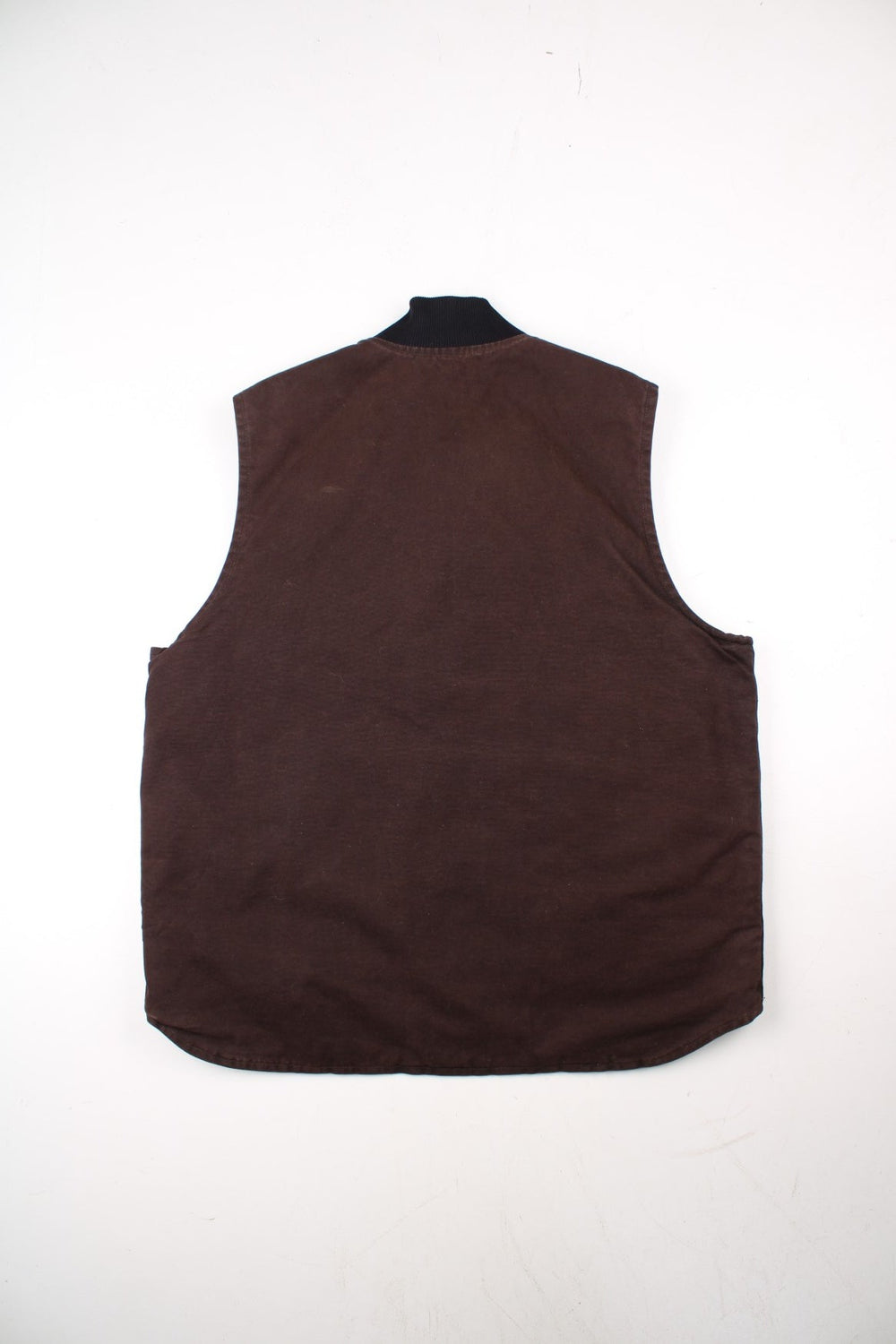 Vintage Carhartt Gilet in a brown colourway. Zip up with double pockets on front, insulated with a quilted lining and classic logo on front.