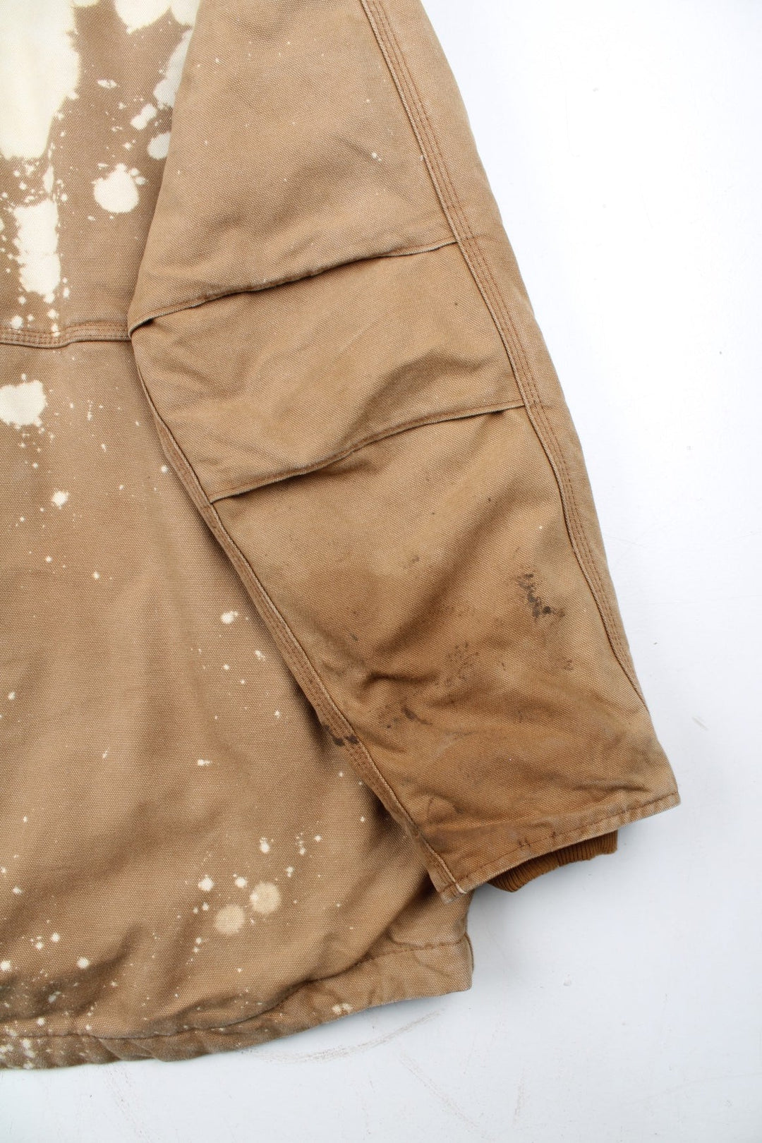 Vintage Carhartt Arctic Jacket in a tan brown colourway. Zips up and has multiple pockets, insulated with a quilted lining, and has the logo embroidered on the front.