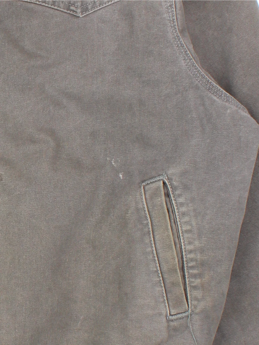 Vintage Carhartt Santa Fe Jacket in a grey colourway. Zips up and has side pockets, insulated lining, and has the logo embroidered on the front.