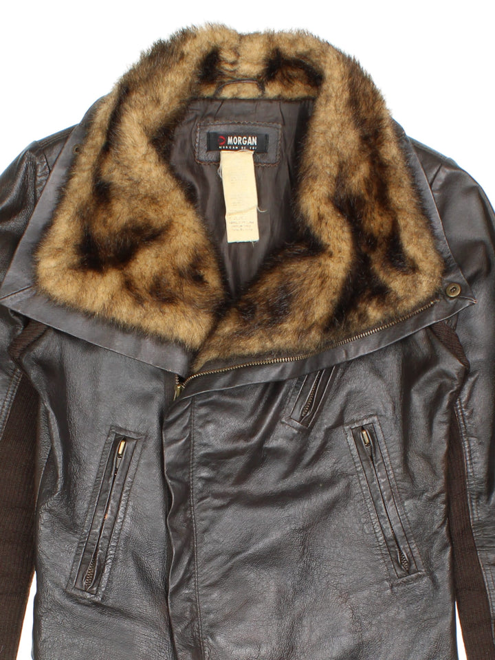 Vintage Y2K Morgan De Toi Faux Fur Collar Leather Jacket in a brown colourway, zips up and has a big faux fur collar and has multiple pockets.