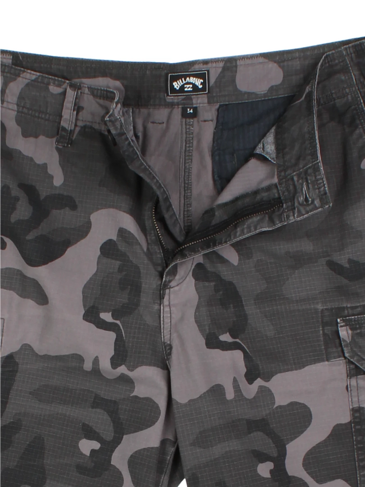 Billabong Camo Cargo Shorts (Size L)