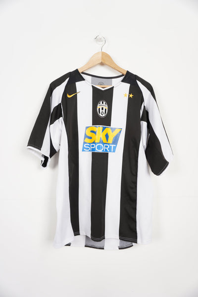 2004-05 Juventus football shirt by Nike with embroidered badge and printed sponsors