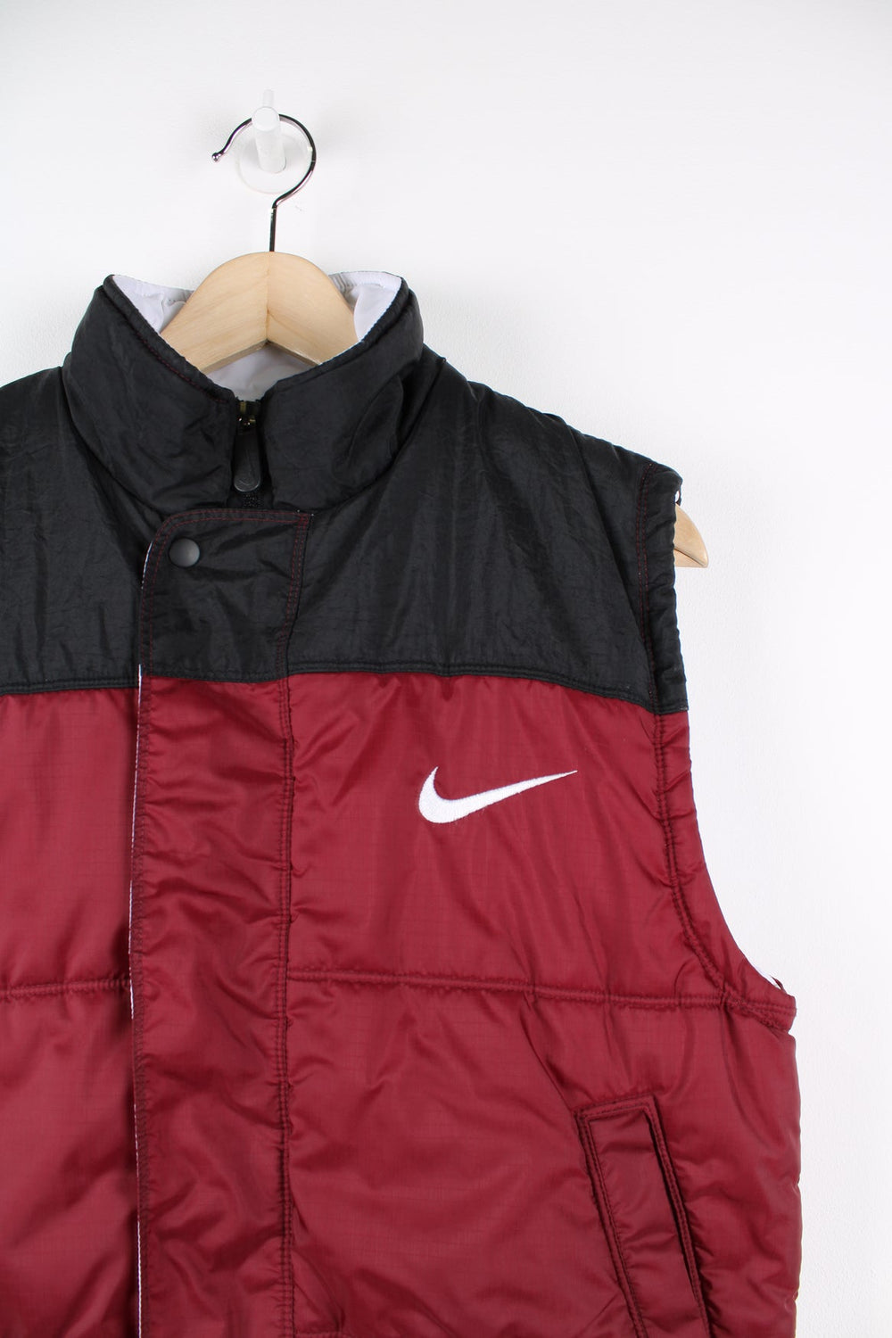 Vintage Nike burgundy puffer gilet. Featuring black panel and embroidered logo on the chest.