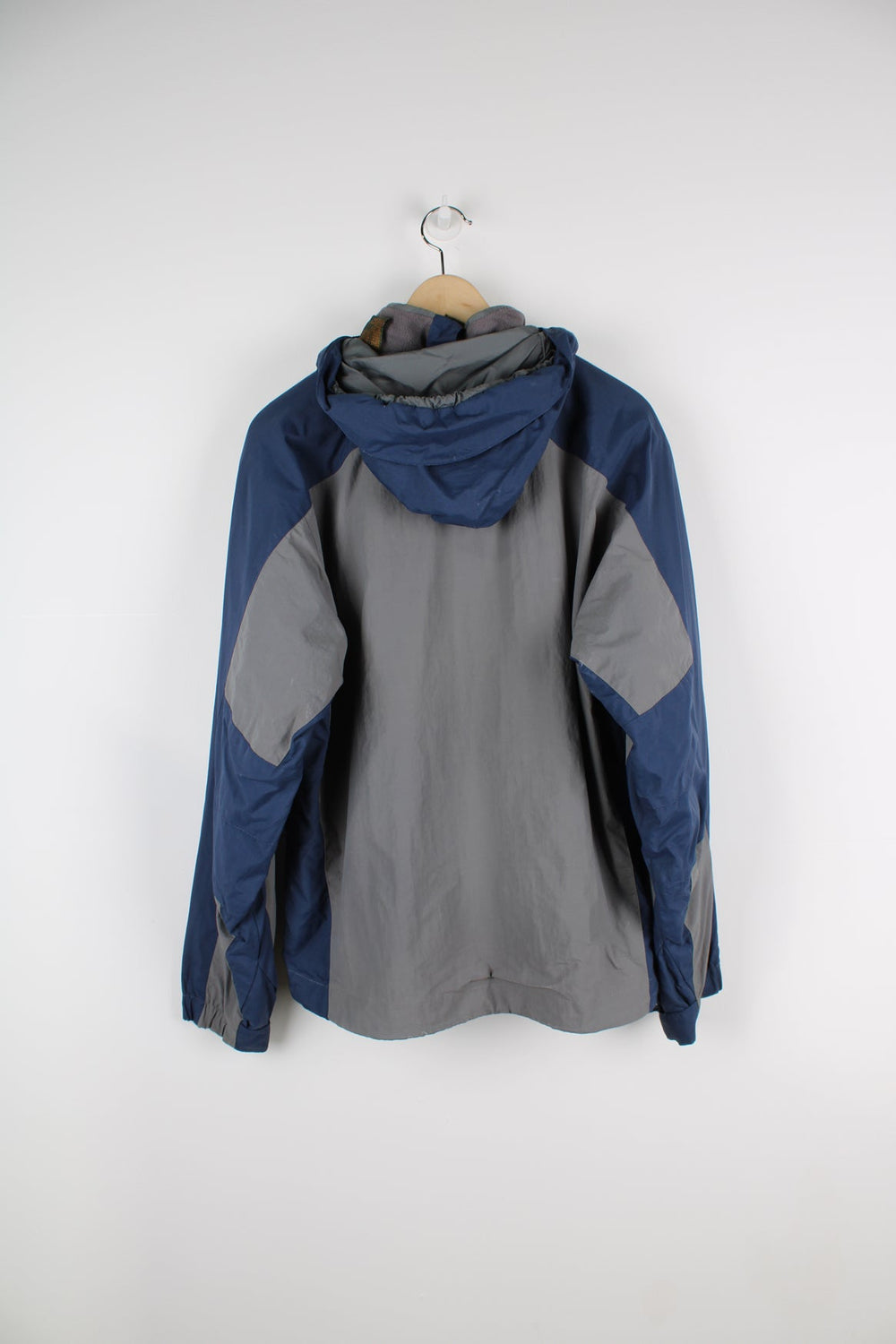 Grey and blue Timberland coat with embroidered logo on the chest. Features detachable fleece lining.